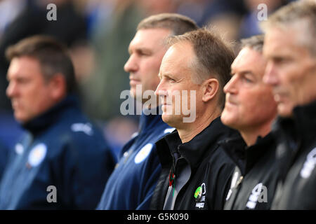 Sean O'Driscoll (centre), responsable de la forêt de Nottingham, se trouve à côté de Nigel Pearson (deuxième à gauche), responsable de Leicester City, pendant la minute de silence en l'honneur de la journée du souvenir Banque D'Images