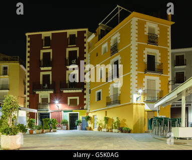 Maisons rouges et jaunes à Villajoyosa, Espagne Banque D'Images