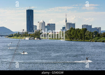 Wakeboard avec une remontée de l'eau dans le Danube avant la nouvelle tour DC 1 , le gratte-ciel Nouveau Danube et l'International de Vienne Banque D'Images