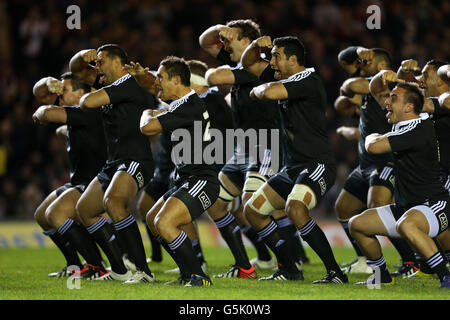 Rugby Union - Tour Match - Leicester Tigers / Maori All Blacks - Welford Road. Les Maoris All Blacks exécutent un haka avant le match Banque D'Images