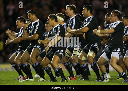 Rugby Union - Tour Match - Leicester Tigers / Maori All Blacks - Welford Road. Les Maoris All Blacks exécutent un haka avant le match Banque D'Images