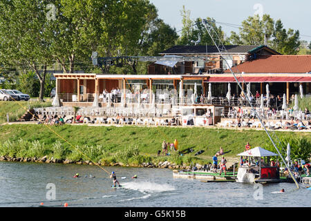 Wakeboard avec une remontée de l'eau dans le Danube, nouveau restaurant, Wien, Vienne, Autriche, Wien, 22. Banque D'Images