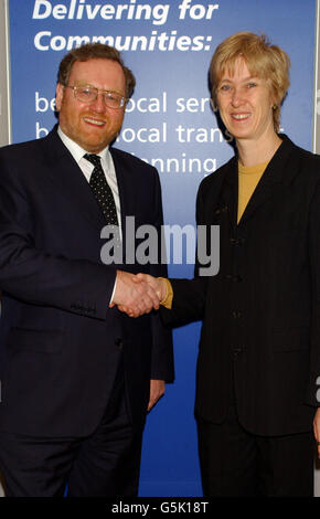 Le ministre des Transports John Spellar rencontre le député de Milton Keynes Sud-Ouest (travail), le Dr Phyllis Starkey, pour discuter des questions de transport local.Photo PA: Yui Mok. Banque D'Images