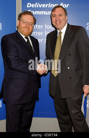 Le ministre des Transports, John Spellar, rencontre le député de Poole (conservateur), Robert Syms, pour discuter des questions de transport local. Banque D'Images