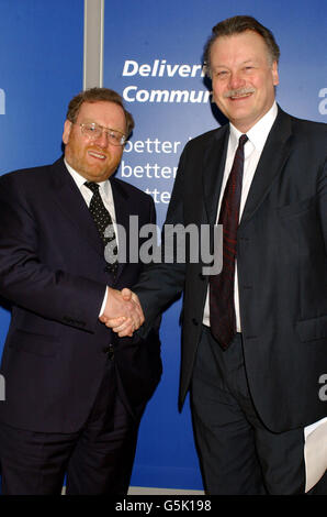 Le ministre des Transports, John Spellar, rencontre le député de South Derbyshire (Labour), Mark Todd, pour discuter des questions de transport local. Banque D'Images