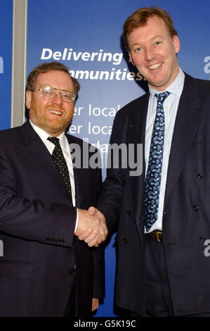 Le ministre des Transports, John Spellar, rencontre le député de Leominister (conservateur), Bill Wiggin, pour discuter des questions de transport local. Banque D'Images