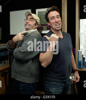 Danny Baker (à gauche) avec le DJ Christian O'Connell après une interview pré-enregistrée pour le petit déjeuner-spectacle O'Connell à Absolute radio à Golden Square, dans le centre de Londres, à transmettre demain. Banque D'Images