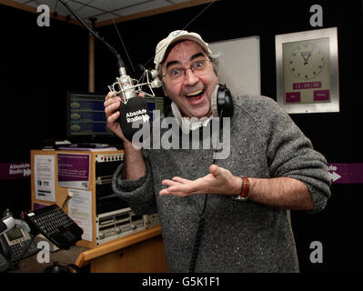 Danny Baker, invité lors d'une interview pré-enregistrée sur Christian O'Connell's Breakfast Show à Absolute radio à Golden Square, dans le centre de Londres, à transmettre demain. Banque D'Images