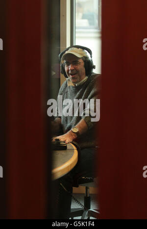 Danny Baker, invité lors d'une interview pré-enregistrée sur Christian O'Connell's Breakfast Show à Absolute radio à Golden Square, dans le centre de Londres, à transmettre demain. Banque D'Images