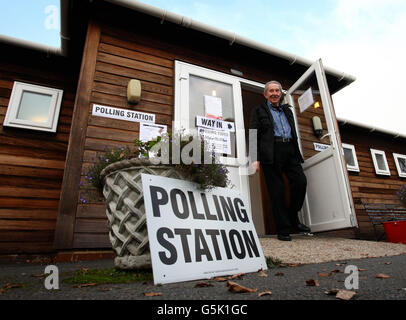 Les gens de la région quittent un poste de vote à Bethersden, dans le Kent, tandis que les électeurs se rendent aux urnes pour élire les premiers commissaires de police et de crime d'Angleterre et du pays de Galles. Banque D'Images