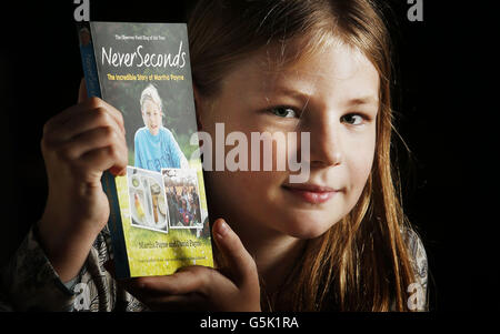 La blogueuse de dîner scolaire Martha Payne avec son livre jamais secondes: L'incroyable histoire de Martha Payne pendant un photocall aux Arches à Glasgow, avant de lancer le livre à Waterstones. Banque D'Images