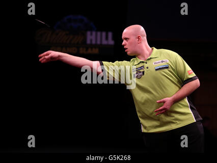 Fléchettes - Grand Chelem de Darts - Wolverhampton Civic Hall. Michael van Gerwen lance contre Phil Taylor Banque D'Images