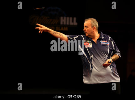 Fléchettes - Grand Chelem de Darts - Wolverhampton Civic Hall.Phil Taylor lance contre Michael van Gerwen Banque D'Images