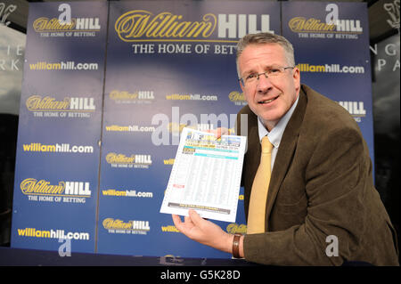 Steve Blight, gagnant du dernier coupon « The Jumps » de William Hill, pose une photo avec ce coupon d'années au parc Lingfield Banque D'Images