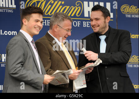 Steve Blight, vainqueur du dernier coupon « The Jumps » de William Hill (deuxième à gauche), est invité sur la plate-forme de présentation de Lingfield Park à participer aux délibérations de la journée Banque D'Images