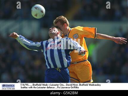 7/4/95. Sheffield Weds et Leicester City. David Hirst, Sheffield mercredi combat avec la défense de Leicester Banque D'Images