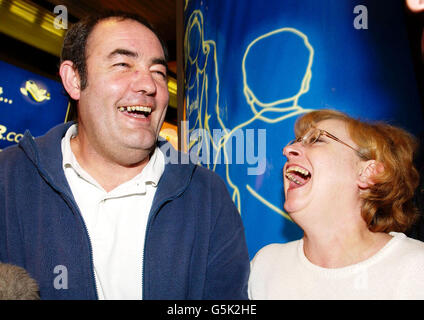 Les observateurs d'avions britanniques et organisateur de voyages Paul Coppin, 57 ans, de Mildenhall, Suffolk, et sa femme Lesley, 51 ans, rentrent au Royaume-Uni et arrivent à l'aéroport de Luton après avoir été détenus en captivité pendant cinq semaines dans une prison grecque. * le groupe avait été arrêté pour avoir pris des photos d'une base militaire lors d'un spectacle aérien dans la ville de Kalamata. Le groupe devra retourner en Grèce pour se présenter en jugement sur des allégations de collecte d'informations secrètes après que les juges aient abandonné les accusations d'espionnage. Banque D'Images