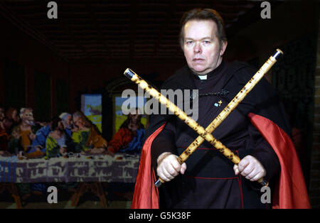 Le père Paul Andrew, prêtre paroissial de l'église St John's Hammersmith à Londres, utilisant des bâtons d'eskrima des Philippines, pratiquant sa légitime défense. Des classes d'autodéfense doivent être lancées pour les membres du clergé à la suite d'une augmentation des attaques, a-t-on annoncé. * UNE nouvelle enquête a montré que les employés de l'église étaient plus vulnérables aux attaques physiques que les médecins et les agents de probation, avec un sur huit souffrant d'agression. La recherche pour le syndicat des Sciences et Finances de la fabrication, qui représente 1,500 membres du clergé, principalement dans l'Église d'Angleterre, a montré que sept membres sur 10 de la Banque D'Images