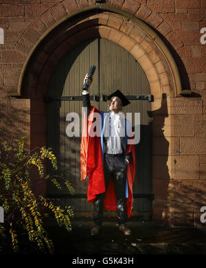 Le chanteur Travis Fran Healy reçoit un diplôme honorifique de l'Université de Strathclyde, au Barony Hall de Glasgow, en Écosse. Banque D'Images