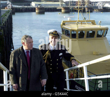 Le ministre d'État aux Forces armées Adam Ingram (à gauche) et commandant en chef de la flotte, l'amiral Sir Alan West à Plymouth, après avoir accueilli le HMS Triumph, le sous-marin nucléaire de la classe Trafalgar qui a récemment été utilisé dans l'océan Indien. * ... avec des forces de coalition contre Al Qaida et les Talibans en Afghanistan. Banque D'Images