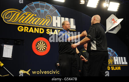 Raymond van Barneveld (centre) est félicité par Christian Kist après sa victoire aux quarts de finale. Banque D'Images