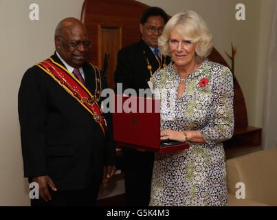 La duchesse de Cornouailles est présentée avec le Grand Compagnon de l'ordre de l'étoile de Mélanésie par le Gouverneur général Sir Michael Ogio à l'hôtel Airways de Port Moresby, Papouasie-Nouvelle-Guinée, au début d'une excursion de trois jours. Banque D'Images