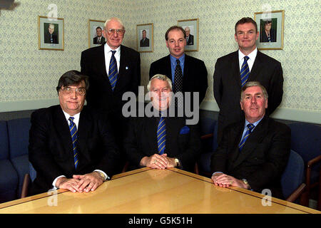 CONSEIL D'ADMINISTRATION DE LA VILLE DE LEICESTER rangée arrière (de gauche à droite) Bil Shooter, Steve Kind (Directeur de l'exploitation), Greg Clarke; (assis) John elsom (Président du football), Sir Rodney Walker (Président du PLC), Martin George Banque D'Images