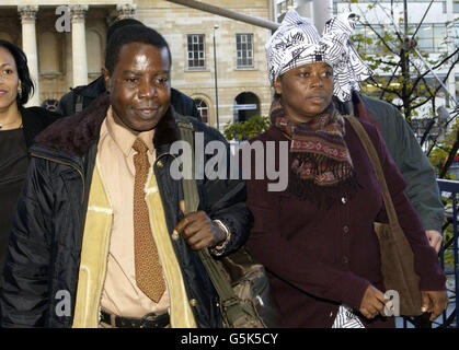 Francis et Berthe Climbie arrivent à l'enquête à Elephant and Castle, Londres, sur la mort de leur fille de 8 ans Victoria l'année dernière. Ils ont entendu dire que l'équipe de protection de l'enfance qui s'occupait de la victime de torture Victoria Climbie était « chaotique et inexpérimentée ». * ... après que le cas de Victoria a été fermé une semaine avant le décès de huit ans-vieux de blessures horribles. Victoria est décédée en février de l'année dernière après avoir été retrouvée avec 128 blessures distinctes à son corps, ayant subi des mois de torture aux mains de sa grande tante, Marie Therese kouao, 44 ans, et de son petit ami Carl Manning, 28 ans, qui l'étaient Banque D'Images