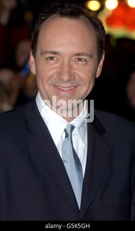 Kevin Spacey arrive pour la première de gala de clôture du London film Festival de son nouveau film K-Pax à l'Empire à Leicester Square, Londres. Le film suit l'histoire d'un patient mystérieux de l'hôpital qui prétend être d'une autre planète. Banque D'Images