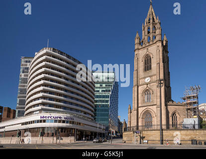 Liverpool Merseyside au nord ouest de l'Angleterre. Le Mercure Hotel , anciennement le Tour de l'Atlantique et de la Saint-Nicolas, l'église paroissiale Banque D'Images