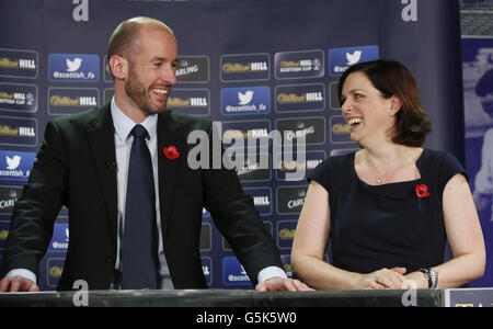 Kenny MacLeod Directeur commercial Scottish FA et Lyndsay Wright Directeur des relations avec les investisseurs William Hill lors du tirage au sort de la coupe écossaise William Hill à Hampden Park, Glasgow. Banque D'Images