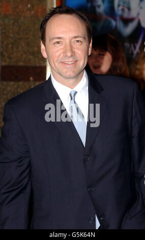 L'acteur AMÉRICAIN Kevin Spacey arrive pour la première de gala de clôture du London film Festival de son nouveau film K-Pax à l'Empire à Leicester Square, Londres. Le film suit l'histoire d'un patient mystérieux de l'hôpital qui prétend être d'une autre planète. Banque D'Images