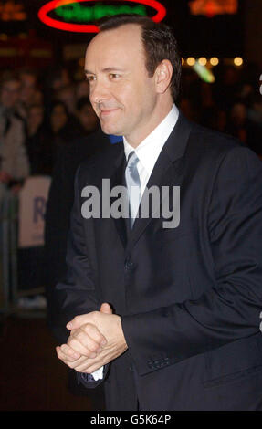 L'acteur AMÉRICAIN Kevin Spacey arrive pour la première de gala de clôture du London film Festival de son nouveau film K-Pax à l'Empire à Leicester Square, Londres. Le film suit l'histoire d'un patient mystérieux de l'hôpital qui prétend être d'une autre planète. Banque D'Images