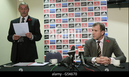 Stewart Regan Directeur général de l'Association écossaise de football avec Campbell Ogilvie (à gauche) Président du Président de l'Association écossaise de football lors d'une conférence de presse à Hampden Park, Glasgow. Banque D'Images