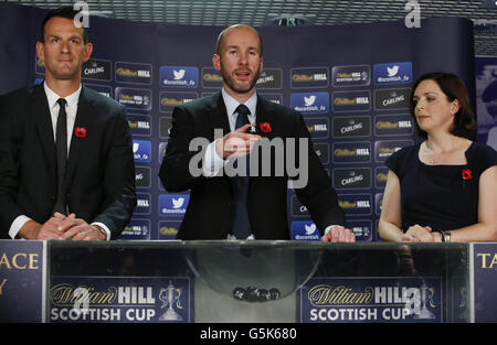 Kenny MacLeod (au centre) Directeur commercial Scottish FA, Jan Vennégociation de Hesselink (à gauche) et Lyndsay Wright (à droite) Directeur des relations avec les investisseurs William Hill sont photographiés lors du tirage au sort de la coupe écossaise William Hill au 4e tour au Museum Hampden Park à Glasgow. Lundi 05 novembre 2012 : Danny Lawson/PA Wire Banque D'Images