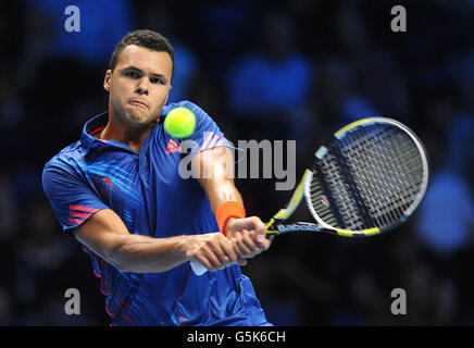 JO Wilfried Tsonga en action contre Novak Djokovic en Serbie lors des finales du Barclays ATP World Tour à l'O2 Arena, Londres. Banque D'Images