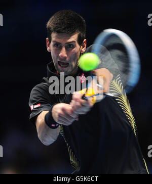 Tennis - Barclays ATP World Tour finals - Premier jour - O2 Arena.Novak Djokovic de Serbie en action contre JO Wilfried Tsonga de France Banque D'Images