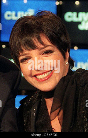 Actrice/chanteuse Liza Minnelli. 23/11/01: Minnelli qui a révélé qu'elle a mis les craintes de santé derrière elle et qu'elle planifiait son quatrième mariage. La chanteuse de 55 ans a dit qu'elle était si heureuse qu'elle a révélé l'anneau de diamant de 3.5 carats qui lui a été donné par le fiancé David Gest. * qui a produit le concert de retour de Michael Jackson en septembre 2001. 10/12/01: L'actrice et chanteuse Liza Minnelli doit se marier dans une somptueuse cérémonie à New York avec Dame Elizabeth Taylor comme sa femme d'honneur et Michael Jackson qui lui donne. La star nouera le nœud avec son quatrième mari, David Gest, dans la rue St Patrick de New York Banque D'Images