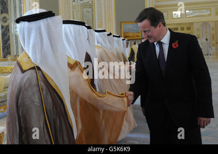 Le Premier ministre David Cameron est accueilli par les ministres au Palais Al Rawda dans la ville d'Al Ain à Abu Dhabi après avoir rencontré le Président des Émirats arabes Unis HH Sheikh Khalifa bin Zayed al Nahyan, où ils ont tenu une réunion bilatérale, au cours de sa visite de trois jours dans les États du Golfe. Banque D'Images