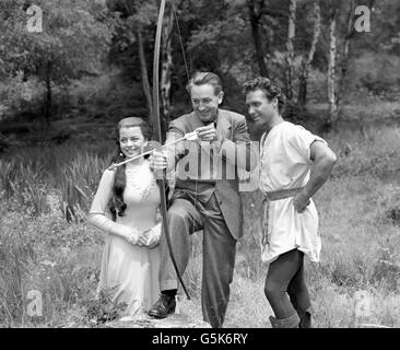 Le centre Walt Disney de Filmland présente une touche de profondeur avec un arc et une flèche à l'acteur de Robin des Bois Richard Todd et à l'actrice Maid Marian Joan Rice lors d'une visite à l'unité de cinéma de la nouvelle production d'action en direct de Robin Hood sur place à Buckham Beeches, dans le Burninghamshire. Banque D'Images