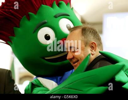 Le premier ministre écossais, Alex Salmond, avec la mascotte Clyde des Jeux du Commonwealth à l'aéroport de Glasgow où on a annoncé qu'Emirates sera partenaire officiel des Jeux du Commonwealth de 2014 à Glasgow. Il est photographié avec Clyde la mascotte. Banque D'Images