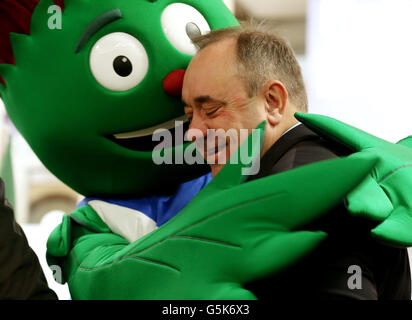 Le premier ministre écossais, Alex Salmond, avec la mascotte Clyde des Jeux du Commonwealth à l'aéroport de Glasgow où on a annoncé qu'Emirates sera partenaire officiel des Jeux du Commonwealth de 2014 à Glasgow. Il est photographié avec Clyde la mascotte. Banque D'Images