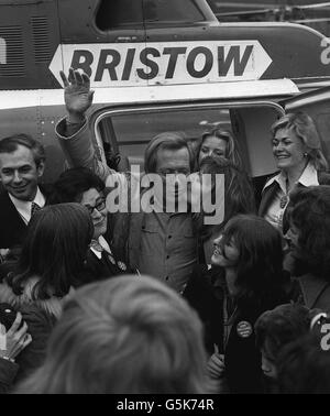 Un accueil chaleureux pour la star du chant américain Andy Williams lorsqu'il arrive à l'héliport de Battersea depuis l'aéroport de Gatwick, où il est arrivé des États-Unis. Banque D'Images