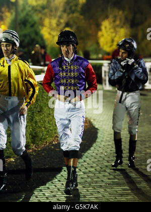 Richard Hughes avant de piloter Sequence qui appartient à sa Majesté la reine Elizabeth II dans sa propre course, le champion de félicitations Jockey Richard Hughes Betdaq a inondé Stakes à l'hippodrome de Kempton, à Kempton. Banque D'Images