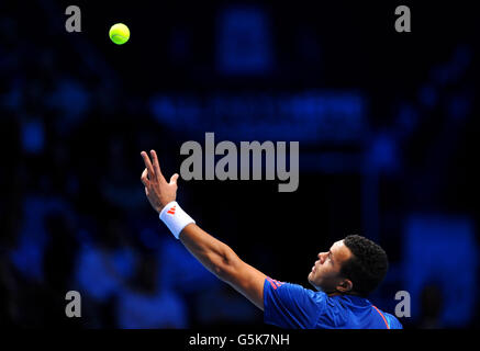 JO-Wilfried Tsonga, en France, joue contre Tomas Berdych, en République tchèque, lors des finales du Barclays ATP World Tour à l'O2 Arena de Londres. Banque D'Images