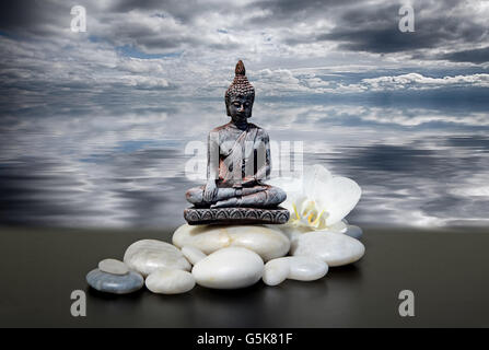 Bouddha zen stone,blanc,fleurs d'orchidées et le fond de ciel Banque D'Images