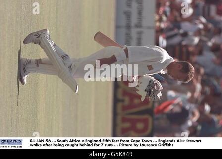 04 JANVIER 96. Afrique du Sud / Angleterre-Cinquième test de Cape Town. Englands Alec Stewart marche après avoir été pris derrière pour 7 courses. Photo de Laurence Griffiths Banque D'Images