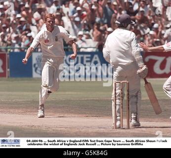 04 JANVIER 96. Afrique du Sud / Angleterre-Cinquième test de Cape Town. Afrique du Sud Shaun Pollock célèbre la cricket d'Englands Jack Russell. Photo de Laurence Griffiths Banque D'Images