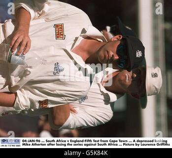 04-JAN-96, Afrique du Sud / Angleterre-Cinquième test du Cap, Un tiragé regardant Mike Atherton après avoir perdu la série contre l'Afrique du Sud, photo par Laurence Griffiths Banque D'Images