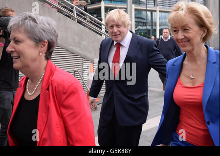 (De gauche à droite) Gisela Stuart, Boris Johnson et Andrea Leadsom arrivent à Wembley Arena pour le grand débat de ce soir sur BBC One sur le référendum de l'Union européenne. Banque D'Images